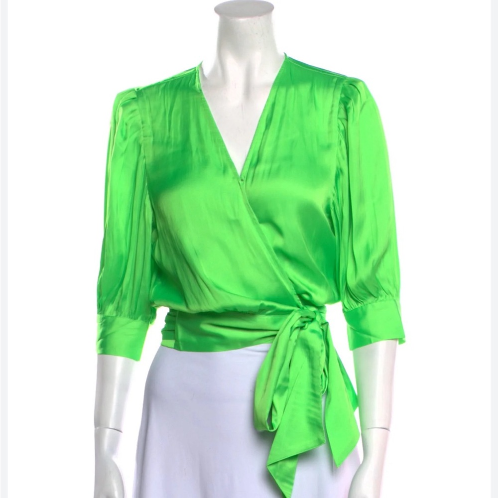 ESSENTIEL ANTWERP
V-Neck Three-Quarter Sleeve Top